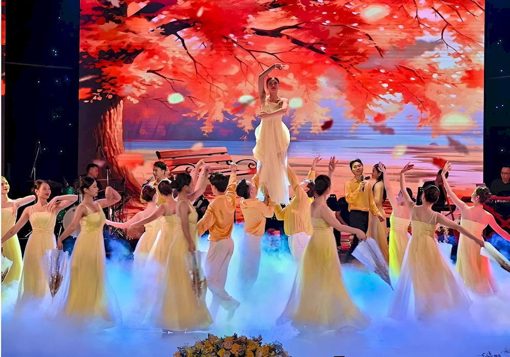 The performances are elaborately and meticulously staged 